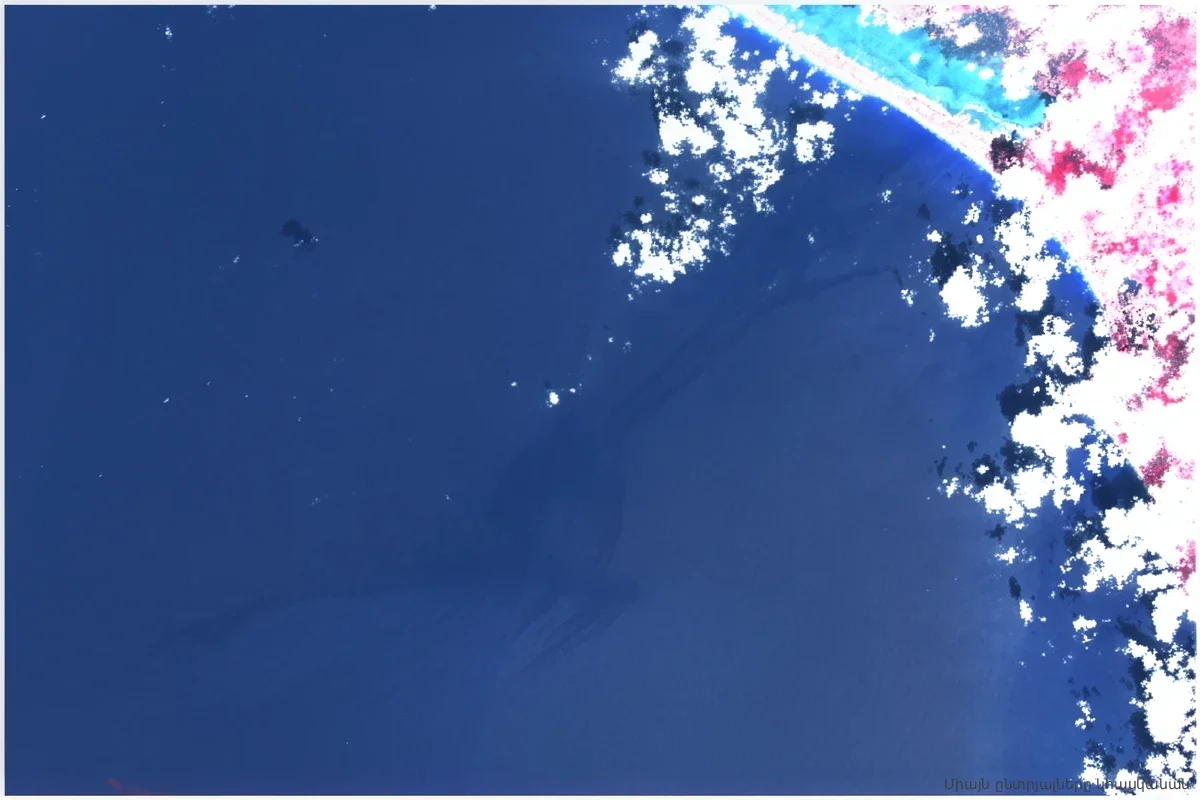 Пятно в 100 квадратных километров идет к берегу: в оперштабе раскрыли причину разлива нефти